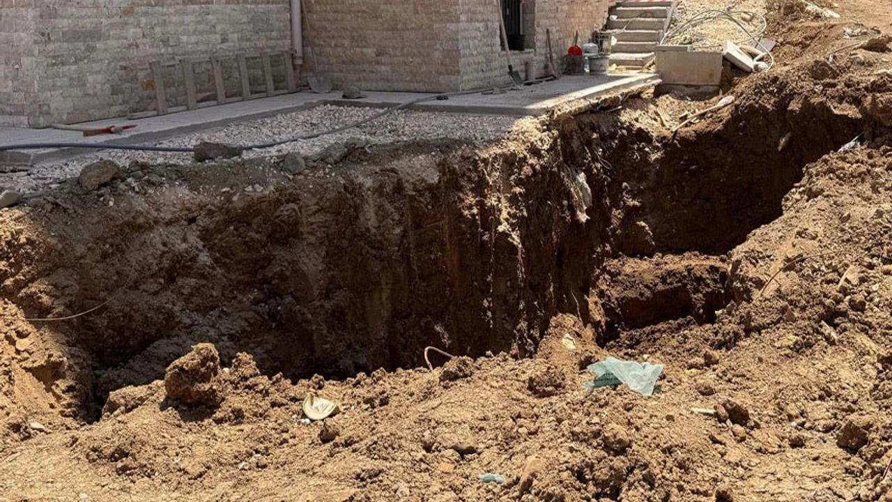 HATAY'DA ALTYAPI ÇALIŞMALARINDA GÖÇÜK MEYDANA GELDİ. 2 İŞÇİ HAYATINI KAYBETTİ
