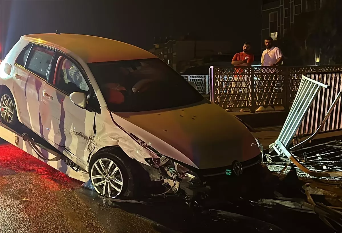 İSKENDERUN'DA İKİ OTOMOBİL ÇARPIŞTI :  4 YARALI