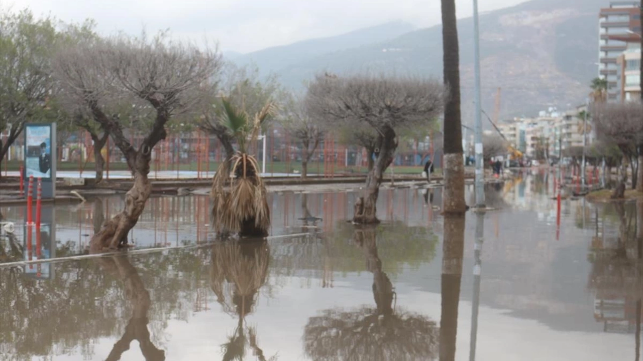 İskenderun'da Sağanak ve Lodos Trafikte Zorluk Yarattı